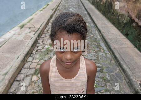 Fille afro-brésilien dans les rues pavées de Sao Luis do Maranhao Banque D'Images