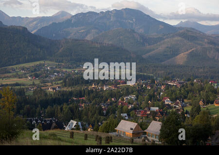 Un paysage de l'antenne de nouveaux logements qui est dominé par les montagnes de Tatra dans la ville polonaise de Koscielisko, le 16 septembre 2019, près de Zakopane, Pologne, Malopolska. La richesse locale encourage le tourisme de court séjour appartements et propriétés de Zakopane et de la région du Parc National des Tatras, une destination très populaire pour les activités de plein air des villes-pôles d'habitation mais au prix de l'environnement local et du paysage. Banque D'Images
