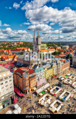 La place Ban Jelacic. Vue aérienne de la place centrale de la ville de Zagreb. Capitale de la Croatie. Vertical Image Banque D'Images