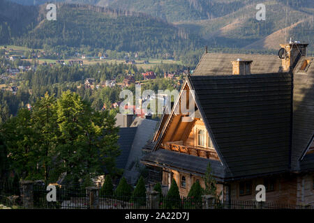 Un paysage de l'antenne de nouveaux logements dans la ville polonaise de Koscielisko qui est dominé par les montagnes de Tatra, le 16 septembre 2019, près de Zakopane, Pologne, Malopolska. La richesse locale encourage le tourisme de court séjour appartements et propriétés de Zakopane et de la région du Parc National des Tatras, une destination très populaire pour les activités de plein air des villes-pôles d'habitation mais au prix de l'environnement local et du paysage. Banque D'Images