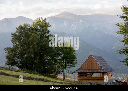 Un paysage de l'antenne de nouveaux logements qui est dominé par les montagnes de Tatra dans la ville polonaise de Koscielisko, le 16 septembre 2019, près de Zakopane, Pologne, Malopolska. La richesse locale encourage le tourisme de court séjour appartements et propriétés de Zakopane et de la région du Parc National des Tatras, une destination très populaire pour les activités de plein air des villes-pôles d'habitation mais au prix de l'environnement local et du paysage. Banque D'Images