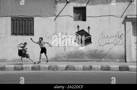 Palmyre, Homs, Syrie - 07 novembre 2005 : les enfants jouant dans les rues Banque D'Images