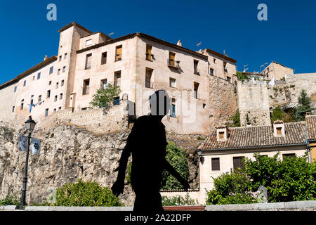 Cuenca, Espagne - 24 août 2019 - silhouette d'un homme sur une rue, maisons sur les falaises en arrière-plan Banque D'Images