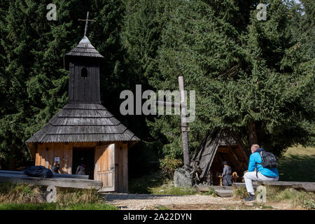 Pèlerins visitent la petite chapelle de Saint Jana Chrzciciela en haut de Polana Chocholowska une randonnée à pied sur Dolina Chocholowska dans le Parc National des Tatras, le 17 septembre 2019, près de Zakopane, Pologne, Malopolska. Banque D'Images