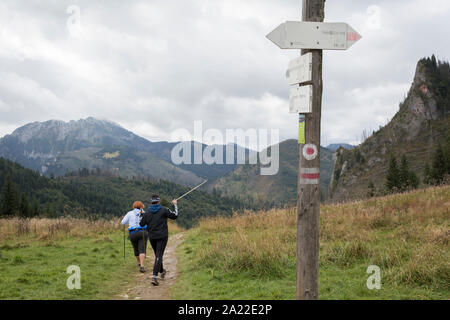 Deux marcheurs polonais prendre le chemin tout droit dans le Parc National des Tatras, le 18 septembre 2019, dans la région de Dolina Mietusia, près de Zakopane, Pologne, Malopolska. Banque D'Images