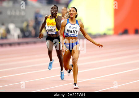 La Grande Bretagne Laviai Nielsen traverse la ligne d'arrivée en 2ème place dans le 3ème feu de la féministe 400 mètres pendant quatre jours de la es Championnats du Monde au Khalifa International Stadium, Doha, Qatar. Banque D'Images