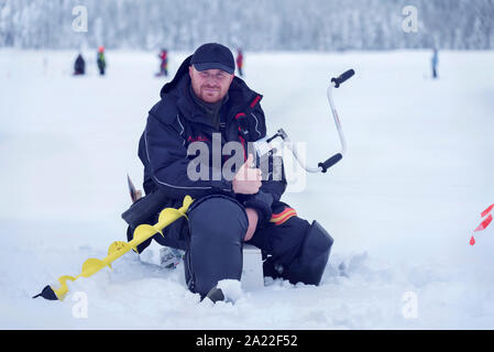 2019, 26 janvier, la Bulgarie. Concurrent lituanienne en XVI Monde Championnat de pêche sur glace sur l'eau gelée avec sa vis sans fin. Selective focus Banque D'Images