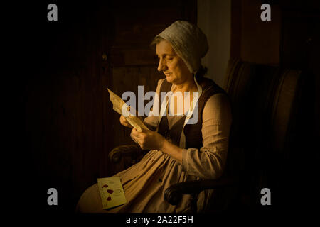 Portrait d'une femme mature lire dans un vieux style Renaissance ou maître Banque D'Images