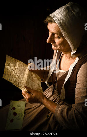 Portrait d'une femme mature lire dans un vieux style Renaissance ou maître Banque D'Images