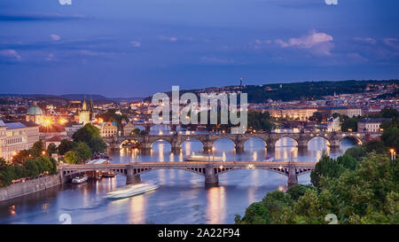 Nuit Prague cityscape avec tous les ponts et la rivière. Le pont Charles, l'île Kampa, Vieille Ville, Quartier Juif Banque D'Images