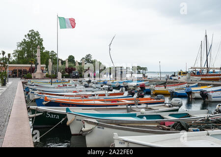 Bateaux de pêche dans le port de Bardolino, province de Vérone, Vénétie, Italie Banque D'Images