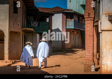 J'ai apprécié un dimanche matin, une messe à Soatanana, Madagascar, appelé le village blanc en raison de la couleur des vêtements des fidèles il y... Banque D'Images