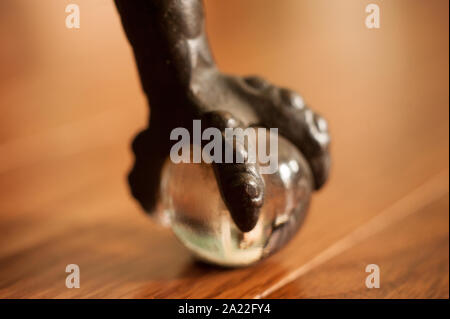 Tabouret de piano antique Claw Banque D'Images