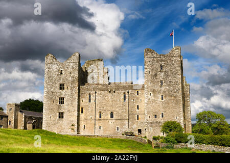 Côté ouest de la 14e siècle château de Bolton dans sun avec drapeau britannique Wensleydale Yorkshire Angleterre Banque D'Images