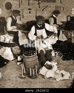 Flint Knappers au travail à Brandon, Norfolk, UK en 1928. Banque D'Images