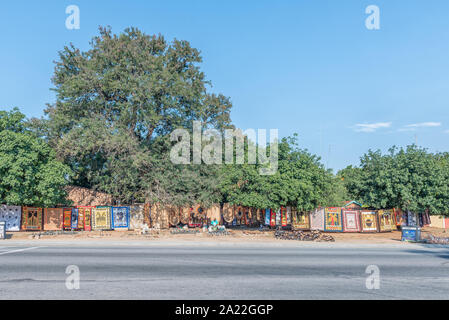 HOEDSPRUIT, AFRIQUE DU SUD - 18 MAI 2019 : les vendeurs de rue vendant des objets artisanaux à côté d'une rue à Hoedspruit Banque D'Images