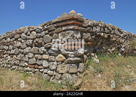 Coin des murs de briques en pierre à l'intérieur du castrum romain Diana Forteresse, falaises de la gorge Djerdap, Beograd, Serbie orientale. Banque D'Images