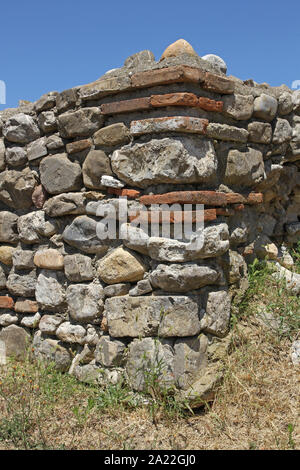 Coin des murs de briques en pierre à l'intérieur du castrum romain Diana Forteresse, falaises de la gorge Djerdap, Beograd, Serbie orientale. Banque D'Images