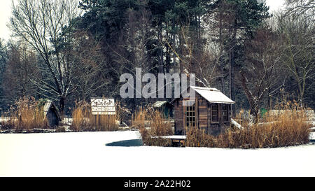 Des cabanes dans le lac avec la neige. L'Europe, la Hongrie, le lac de pêche, Szodliget Banque D'Images