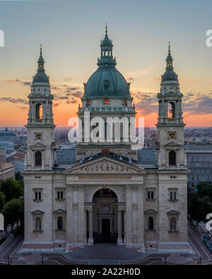 La basilique. à Budapest Hongrie. Lever du soleil incroyable avec des nuages. Banque D'Images