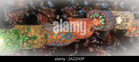 Illustration à l'aquarelle : lampes colorées au bazar Banque D'Images