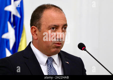 Sarajevo, Bosnie-Herzégovine. Sep 30, 2019. Bosnie-herzégovine (BiH) du ministre des Affaires étrangères Igor Crnadak parle aux médias après sa rencontre avec les visites du ministre des Affaires étrangères finlandais Pekka Haavisto à Sarajevo, Bosnie-Herzégovine, 30 septembre 2019. Visiter le Ministre finlandais des affaires étrangères, Pekka Haavisto a exprimé l'appui de son pays ici lundi pour la Bosnie-Herzégovine sur la voie de l'Union européenne (UE). Credit : Nedim Grabovica/Xinhua/Alamy Live News Banque D'Images