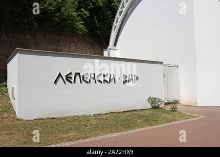 Lepenski Vir écrit en cyrillique sur le mur à l'entrée avant de Lepenski Vir AKA Lepena Whirlpool, un important site archéologique de la culture Mésolithique Portes de fer des Balkans, Boljetin, Serbie. Banque D'Images