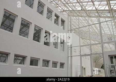 Coner de l'entrée et le verre des fenêtres et des portes à Lepenski Vir AKA Lepena Whirlpool, un important site archéologique de la culture Mésolithique Portes de fer des Balkans, Boljetin, Serbie. Banque D'Images