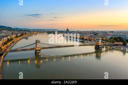 Pont des chaînes à Budapest, Hongrie. Danube avec les bateaux. Soirée le trafic avec légèreté. Banque D'Images