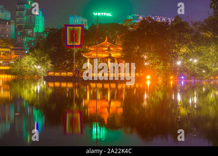 HANOI, VIETNAM - 13 décembre 2015 : Jade Mountain Temple sur le lac Hoan Kiem Lake dans le paysage urbain de nuit Banque D'Images