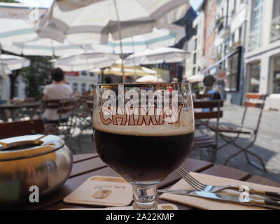 CHIMAY, BELGIQUE - AOÛT 2019 CIRCA : bière de Chimay, selective focus sur verre Banque D'Images