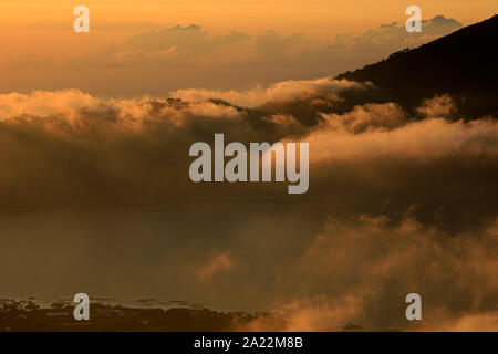 Vue panoramique des nuages et de la brume au lever du soleil du haut du mont Batur (Kintamani volcan), Bali, Indonésie Banque D'Images
