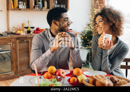 Couple d'amoureux en train de dîner à la maison. Bonne soirée ensemble concept Banque D'Images