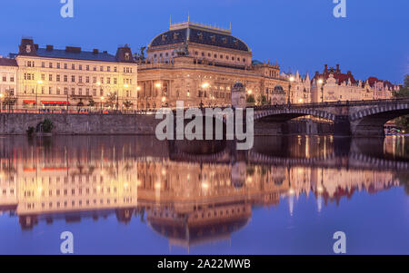 Amazing Prague cityscape avec théâtre national avec la réflexion de l'île de Kampa. Detination touristique très populaire en Eurpoe belle vieille ville, j Banque D'Images