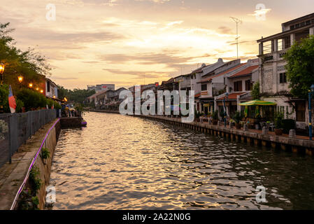 Melaka, Malaisie - Mar 21, 2019 : le coucher du soleil sur la vieille ville de Malacca ville et la rivière Malacca. C'est un site du patrimoine mondial de l'Unesco en Malaisie. Banque D'Images