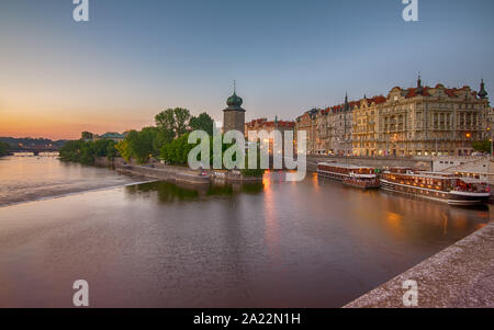 Prague cityscape lumières incroyable. Inclus tha vieille ville, château, rivière moldva et Charless pont dans cette photo. Banque D'Images