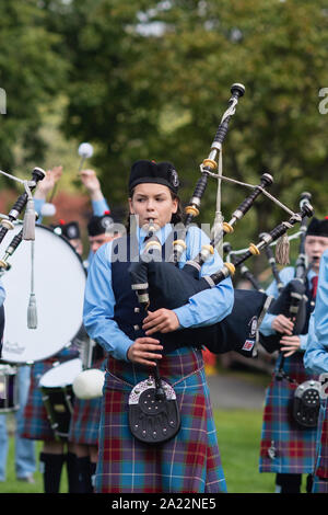 Fille jouant la cornemuse dans le district de Burntisland et Pipe Band à Peebles Highland Games. Peebles, Scottish Borders, Scotland Banque D'Images