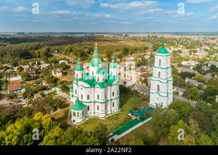 Vue aérienne de la cathédrale de la Nativité de la Très Sainte Mère de Dieu dans la région de Tchernihiv, ville Kozelets, Ukraine. Cathédrale construite en ukrainien Ba Banque D'Images