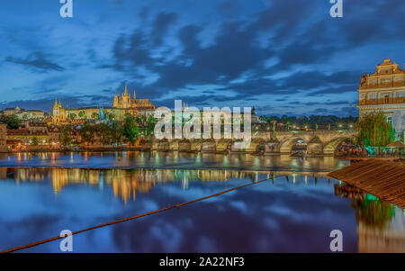 Prague cityscape lumières incroyable. Inclus tha vieille ville, château, rivière moldva et Charless pont dans cette photo. Banque D'Images