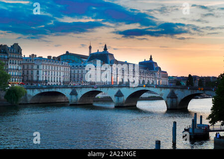 Musée d'Orsay et la rivière Siene, France Banque D'Images