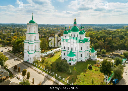 Vue aérienne de la cathédrale de la Nativité de la Très Sainte Mère de Dieu dans la région de Tchernihiv, ville Kozelets, Ukraine. Cathédrale construite en ukrainien Ba Banque D'Images