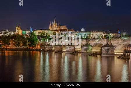 Prague cityscape lumières incroyable. Inclus tha vieille ville, château, rivière moldva et Charless pont dans cette photo. Banque D'Images