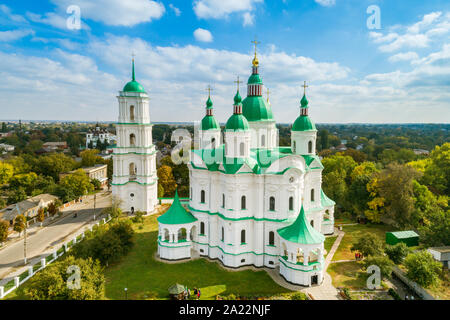 Vue aérienne de la cathédrale de la Nativité de la Très Sainte Mère de Dieu dans la région de Tchernihiv, ville Kozelets, Ukraine. Cathédrale construite en ukrainien Ba Banque D'Images