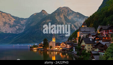 Paysage urbain étonnant de Hallstatt Autriche avec Alpes et Lac de Hallstatt Banque D'Images