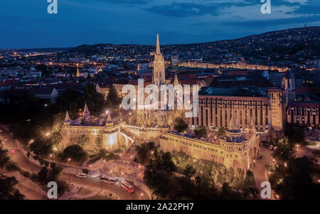 Bastion des Pêcheurs avec Matthias église dans le château de Buda. Une destination touristique à Budapest, Hongrie Banque D'Images