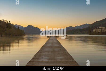 Superbe longue jetée sur un lac en Autriche avec de belles lumières du matin Banque D'Images