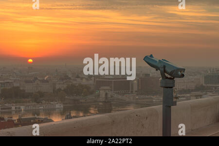 Télescope qui à travers vous pouvez voir les détails incroyables Budapest. Banque D'Images