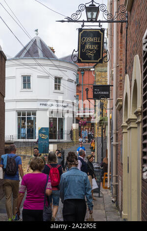 Samedi clients dans Goswell Hill, le centre-ville de Windsor, Berkshire, England, UK Banque D'Images