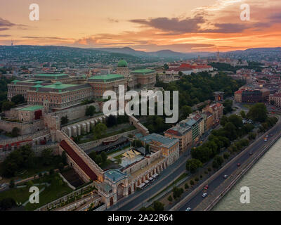 Le château de Buda et le bazar dans le coucher du soleil. Des bâtiments historiques de Budapest. Du côté de Buda. Banque D'Images