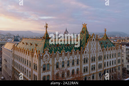 Toit incroyable à Budapest. Bâtiment du Trésor de l'État avec le Parlement hongrois en hiver. Banque D'Images